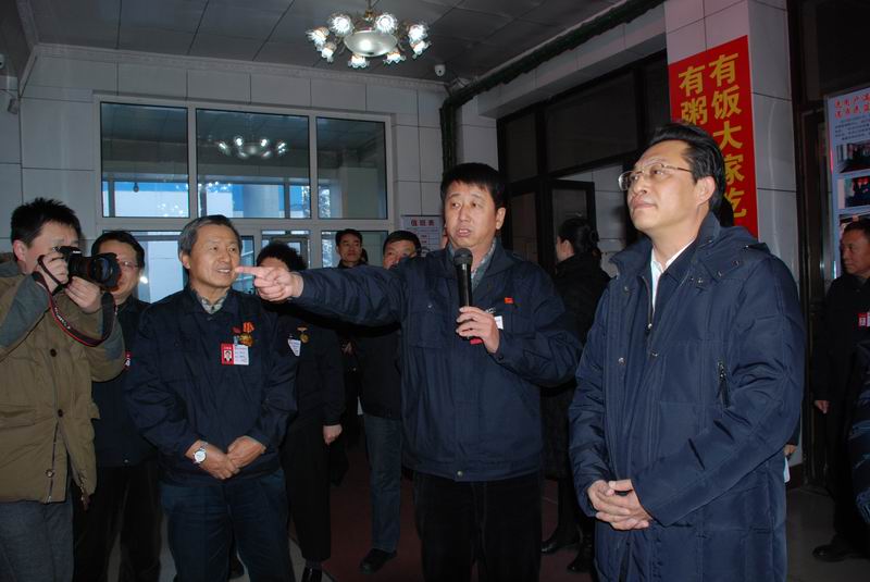 15.張雨浦書記、閆子忠副市長等領導觀看公司榮譽展